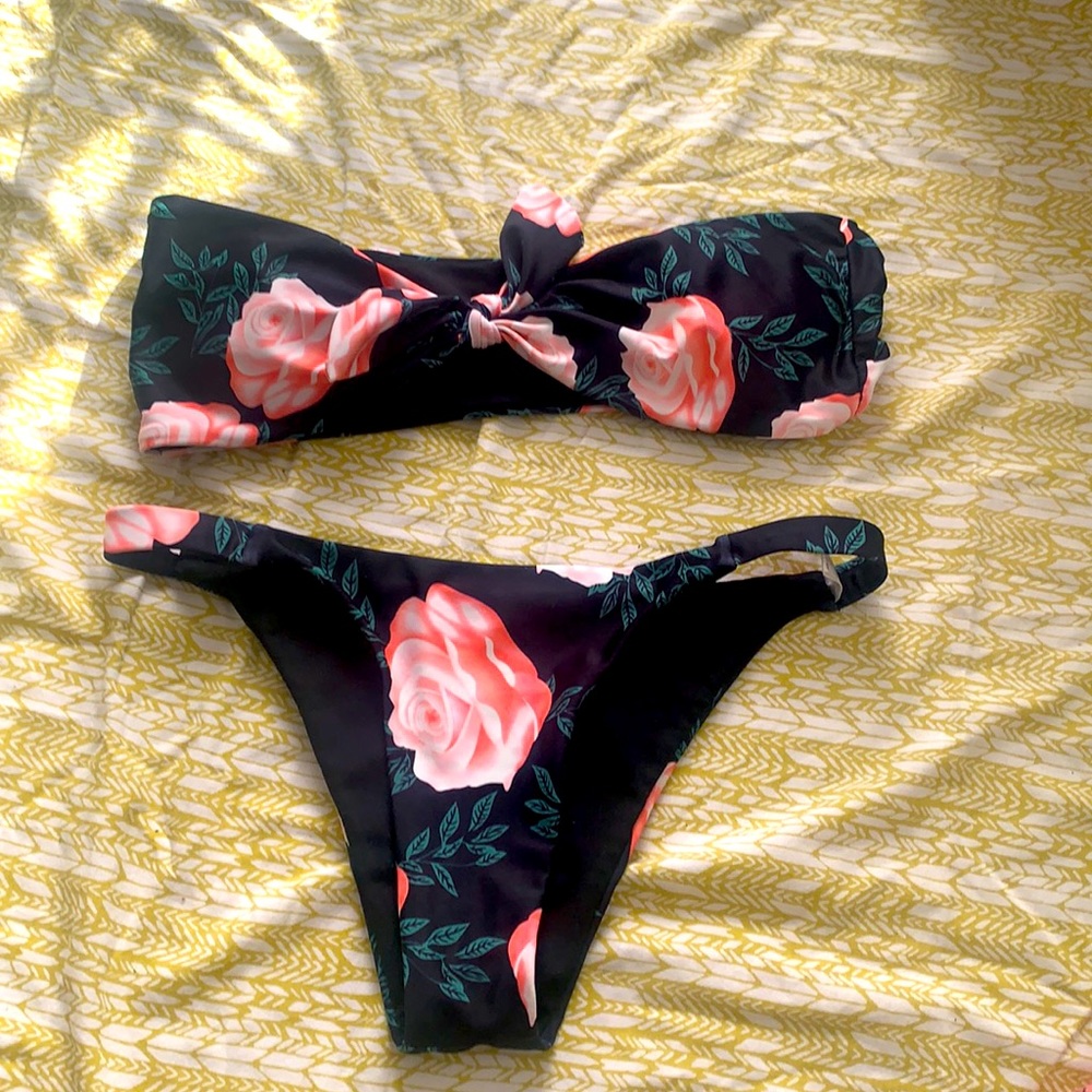 NWOT ladies beautiful rose blooms bikini